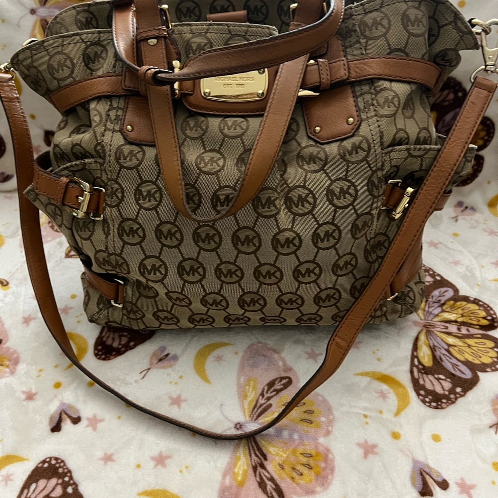 MK bag with disign letters